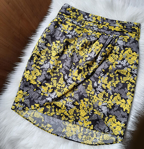 Красивая мини юбка на запах в листья интересного кроя H&M
