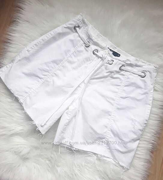 Стильні білі джинсові шорти з необробленим краєм та дірками Lisa K