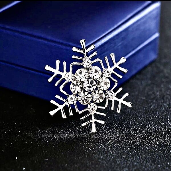 Зимняя брошь снежинка, новогодняя брошка, брошка снежинка
