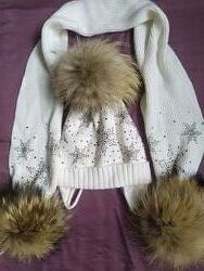 Шапка та шарф для дівчинки з помпонами