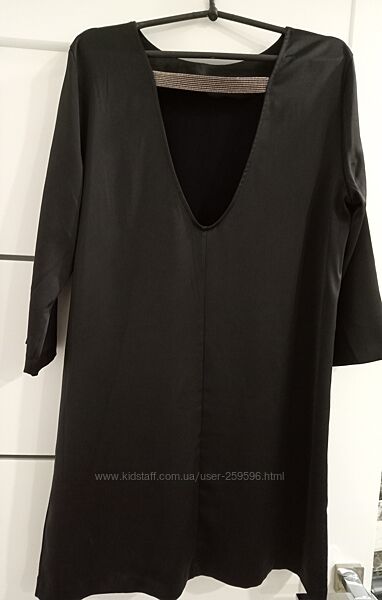 Маленька чорна атласна сукня від H&M