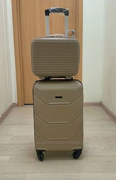 Дорожный чемодан вместительный на четырех колесах 