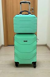Чемодан дорожный на четырех колесах