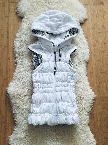 Тепла Жилетка розм. XS-S білосніжна на яскравій підкладці. застібка молнія,