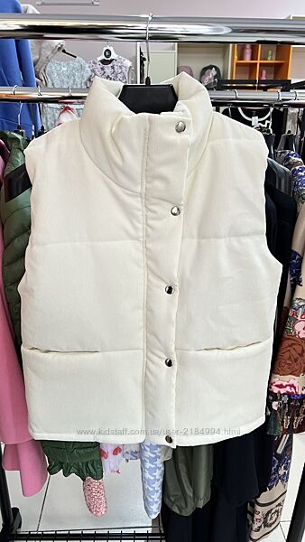 Жилетка вельветова бежева розмір 46-48 ВиміриДовжина 56 см Ширина 50 см