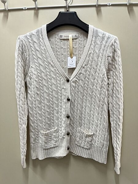 В&acuteязаний білий джемпер на ґудзиках розмір L 
