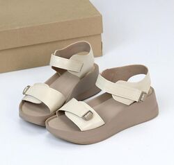 Босоніжки жіночі