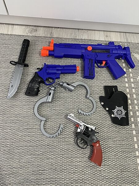 Набір іграшкової зброї  Автомат, пістолети, наручники 