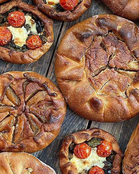 Ржано-пшеничное тесто и пироги с разнообразными начинками Сваровская