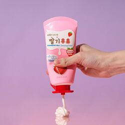 Пінка для вмивання з екстрактом полуниці Welcos Kwailnara Strawberry Milk 